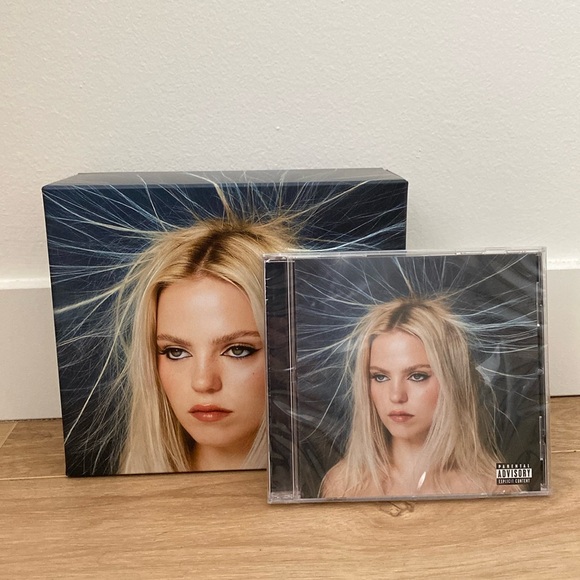 Reneé Rapp Snow Angels Box Set - Picture 2 of 3